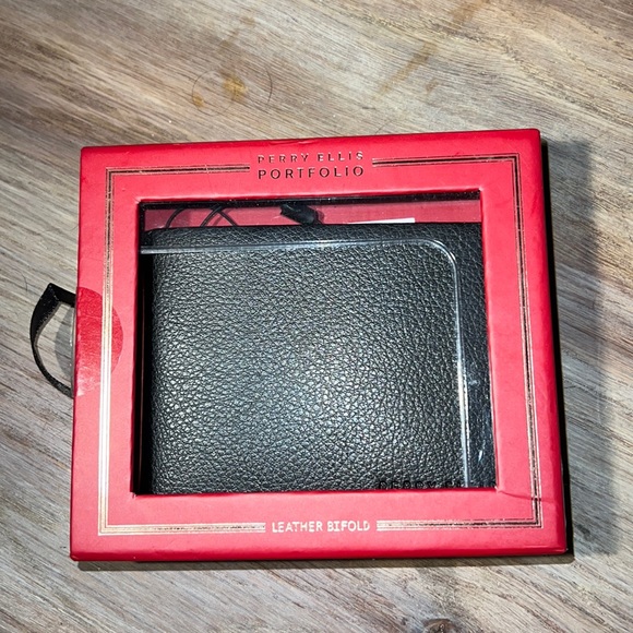 NWT Perry Ellis Bilfold - Picture 1 of 7